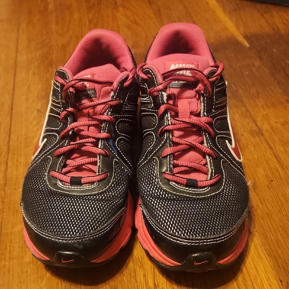 Nike Women's Black and Pink Athletic Shoes